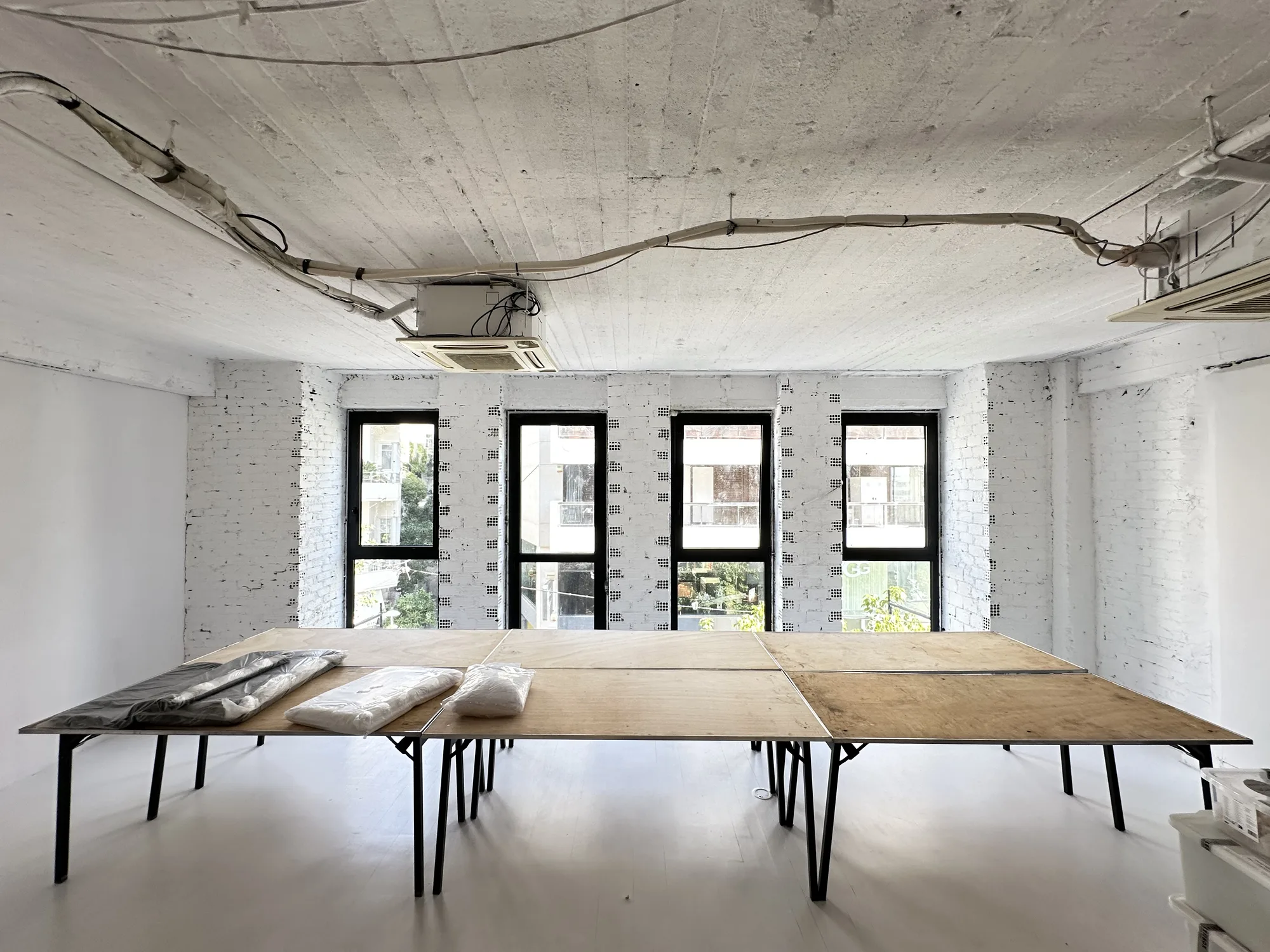 Μαύρα κουφώματα αλουμινίου σε loft στο Κολωνάκι